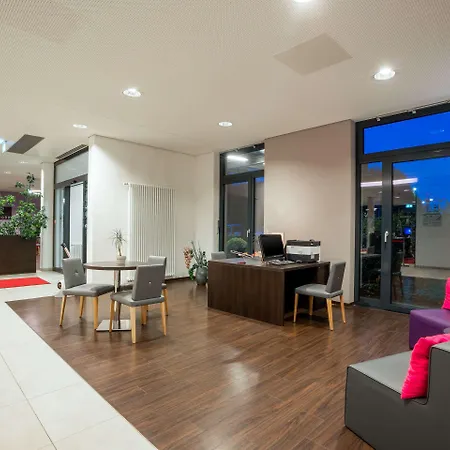 فندق Messe & Airport